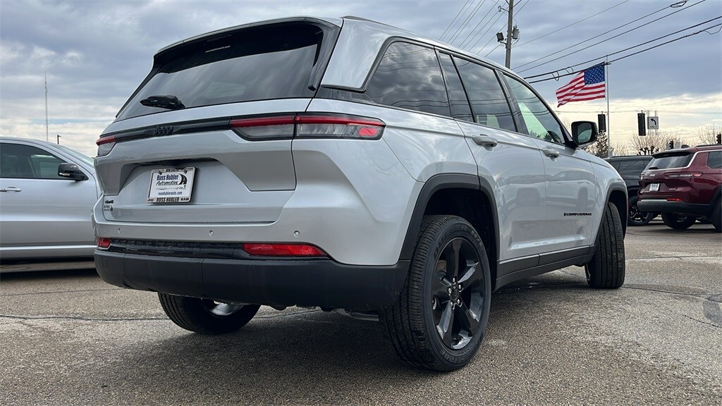 2025 Jeep Grand Cherokee Summit Reserve photo 3