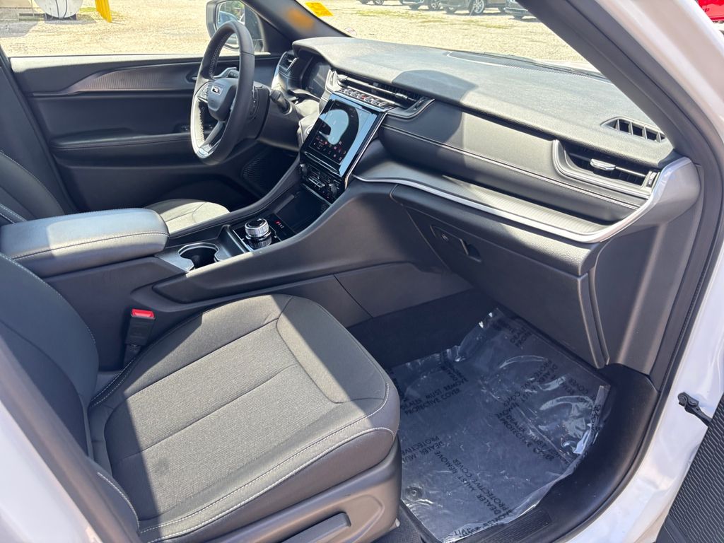 2025 Jeep Grand Cherokee Laredo - Photo 32
