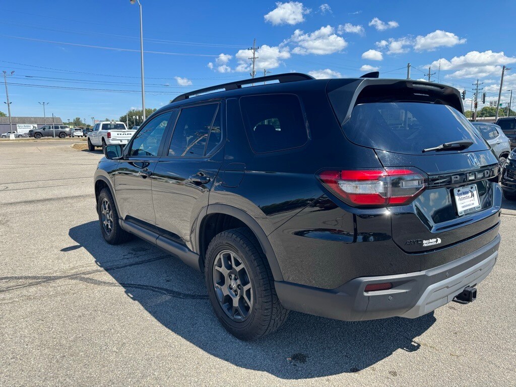 2023 Honda Pilot TrailSport photo 2