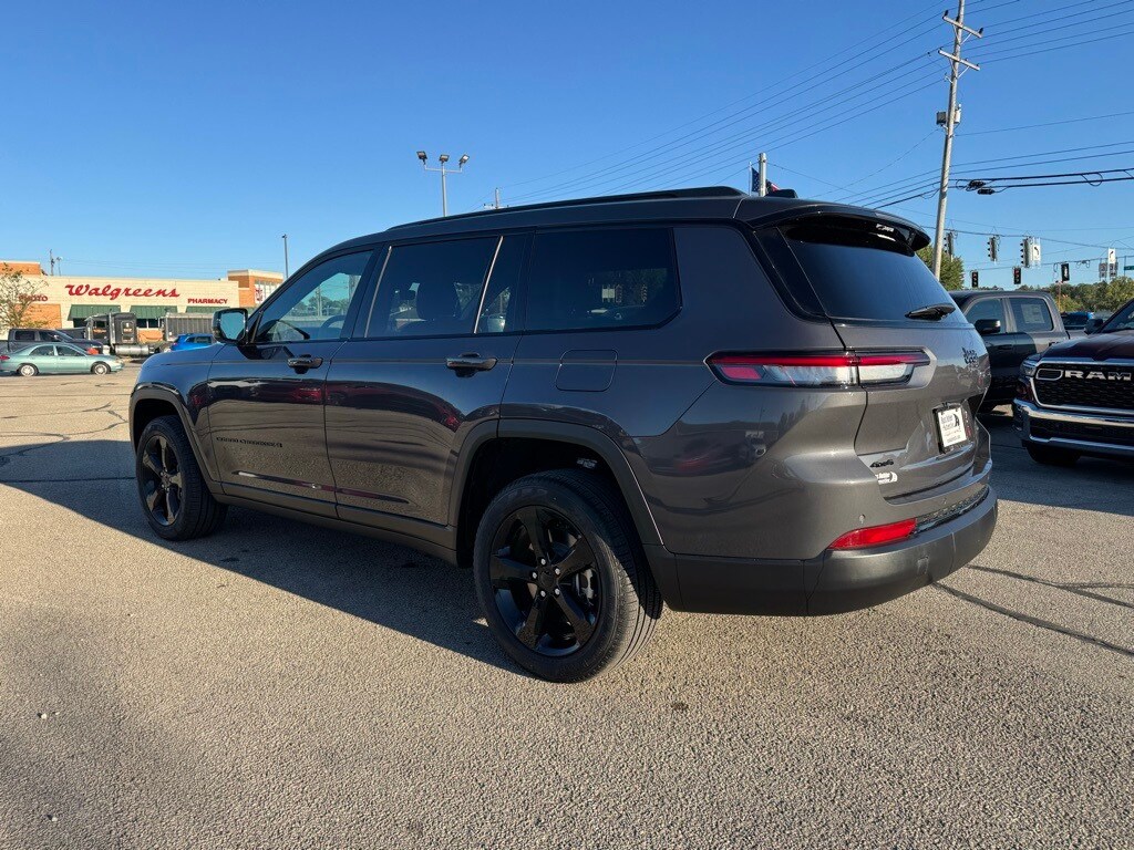 2025 Jeep Grand Cherokee Limited photo 3