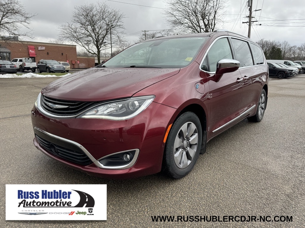 2017 Chrysler Pacifica Hybrid Platinum's photo