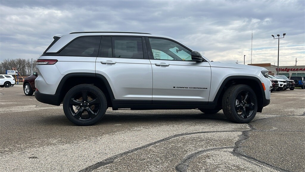 2025 Jeep Grand Cherokee Summit Reserve photo 2
