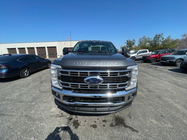2025 Ford F-600 photo 2
