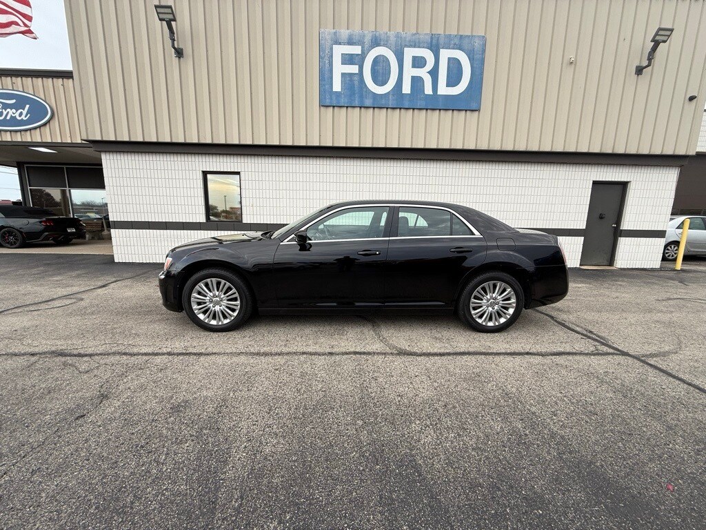 2013 Chrysler 300 Base photo 3