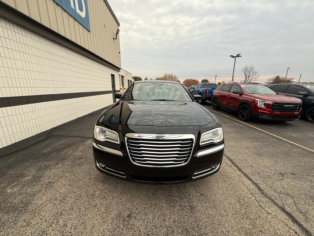 2013 Chrysler 300 Base photo 2