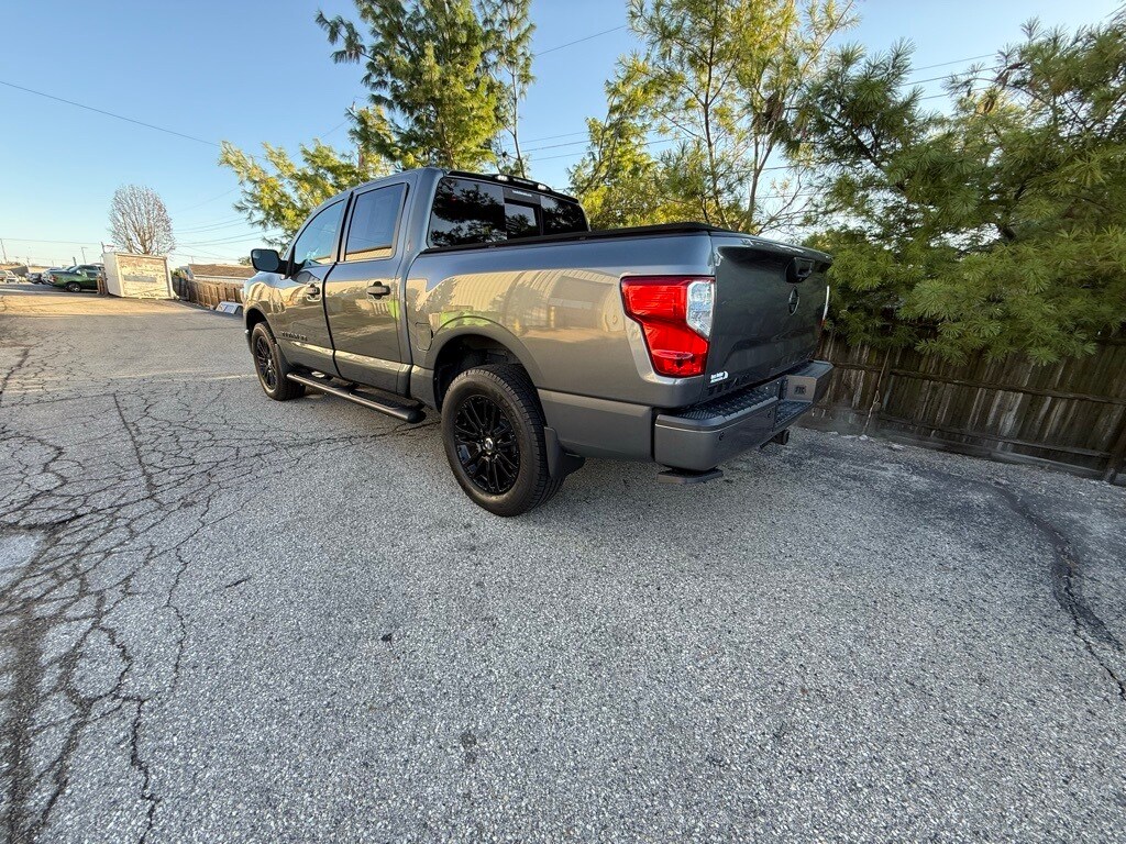 2018 Nissan Titan SL photo 4