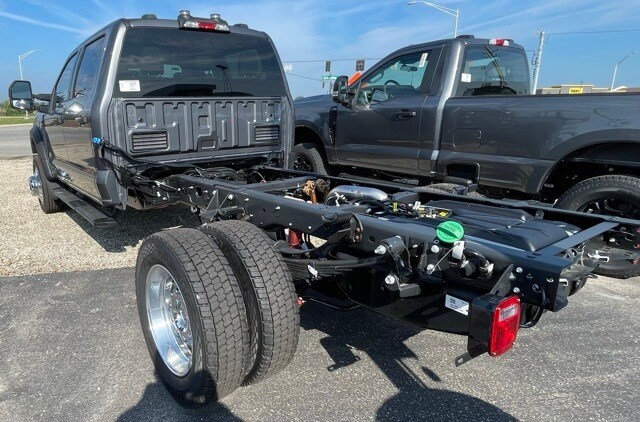 2025 Ford F-450 photo 3