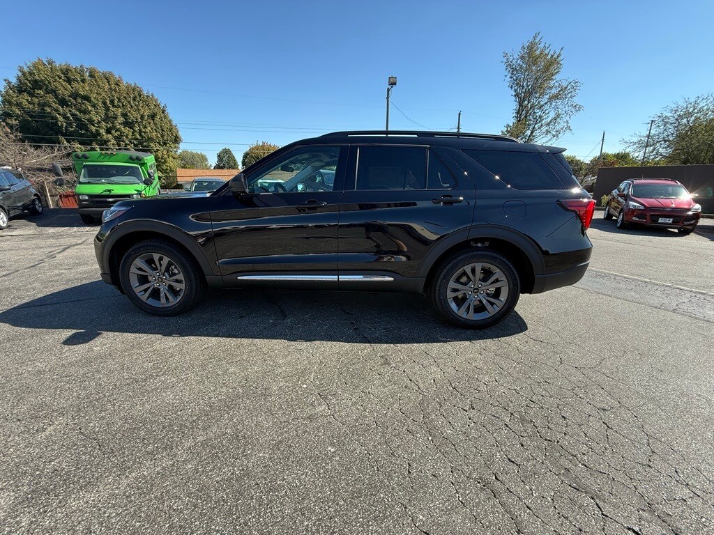 2025 Ford Explorer photo 2