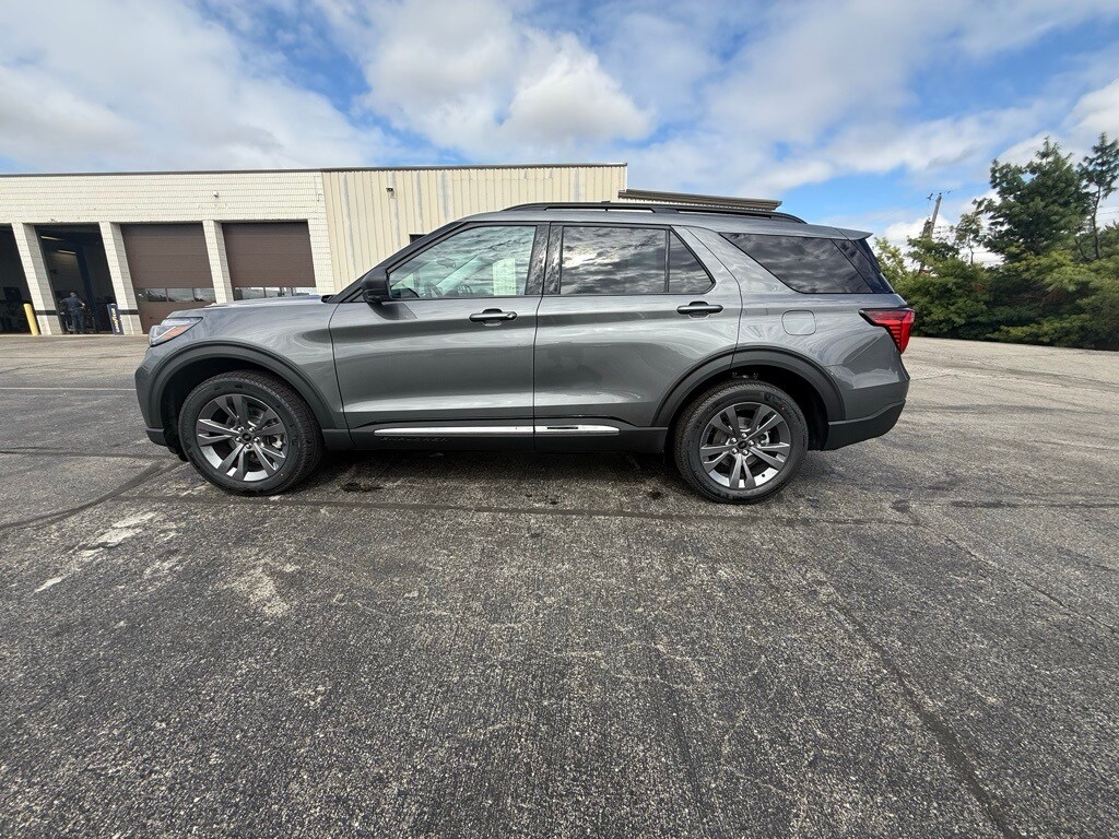 2025 Ford Explorer photo 2
