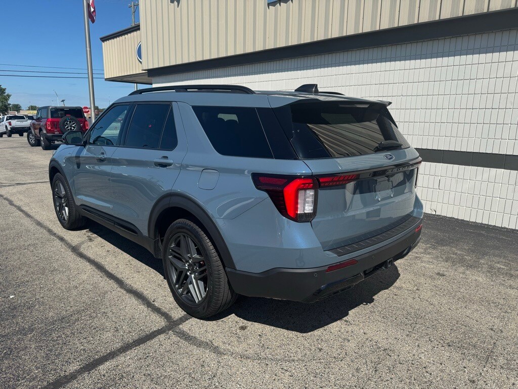 2025 Ford Explorer ST-Line photo 2