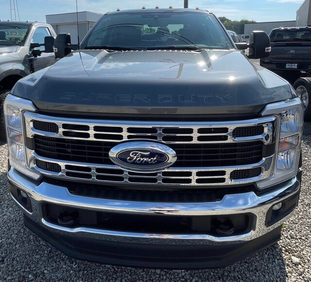 2025 Ford F-450 photo 2