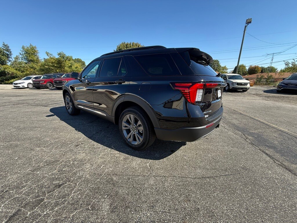 2025 Ford Explorer photo 3