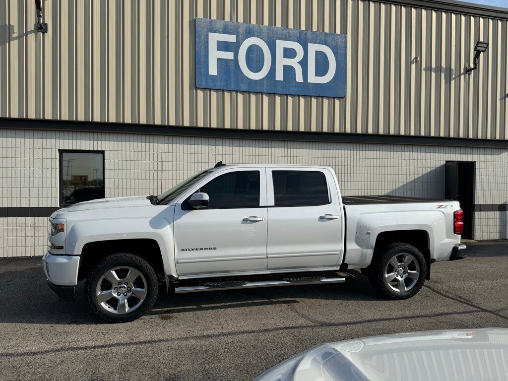 2017 Chevrolet Silverado 1500 LT photo 2