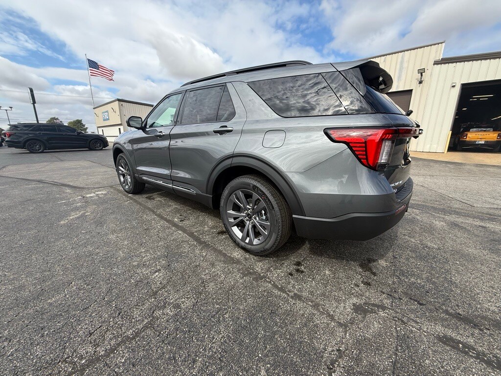 2025 Ford Explorer photo 3