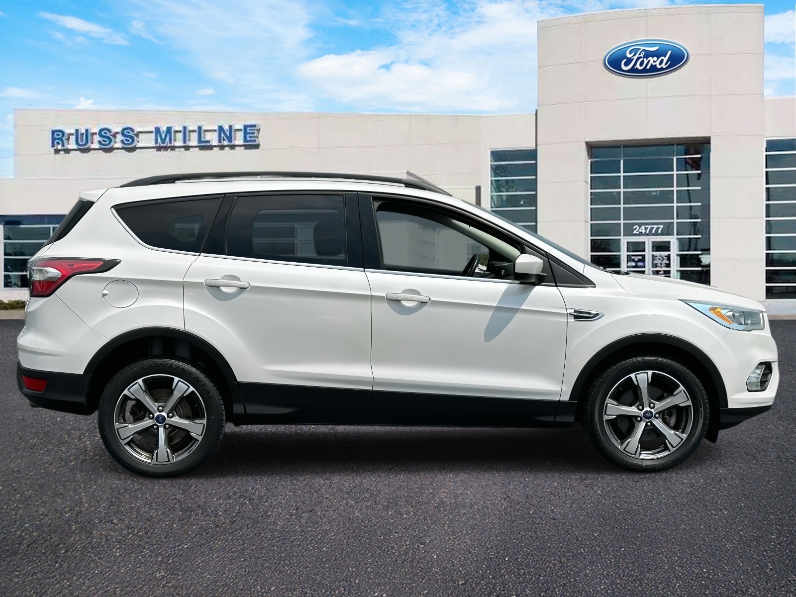 Used 2017 Ford Escape SE with VIN 1FMCU9GD0HUB40578 for sale in Macomb, MI