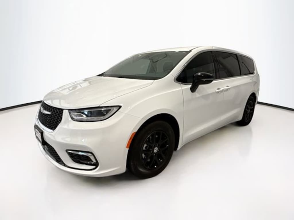 Used 2024 Chrysler Pacifica Touring L