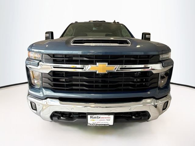 2025 Chevrolet Silverado 2500HD LT photo 2