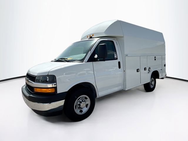 2024 Chevrolet Express Cutaway 3500 photo 2