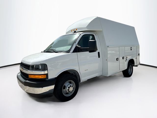 2024 Chevrolet Express Cutaway 3500 Work photo 3