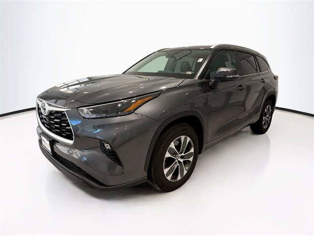 2025 Toyota Highlander XLE photo 3