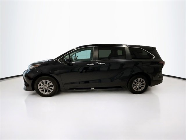 2024 Toyota Sienna XLE photo 2