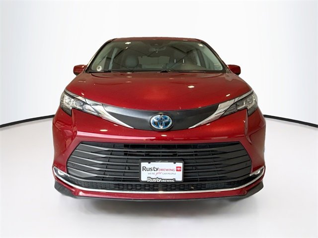 2023 Toyota Sienna XLE photo 2