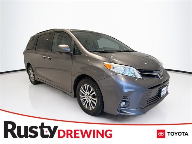 2018 Toyota Sienna Limited's photo