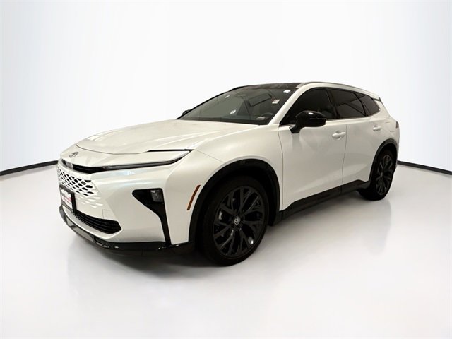 2025 Toyota Crown Signia XLE photo 3