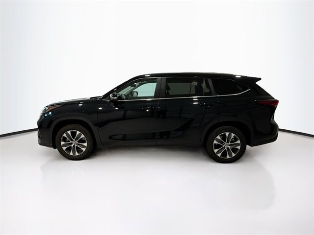 2025 Toyota Highlander XLE photo 2