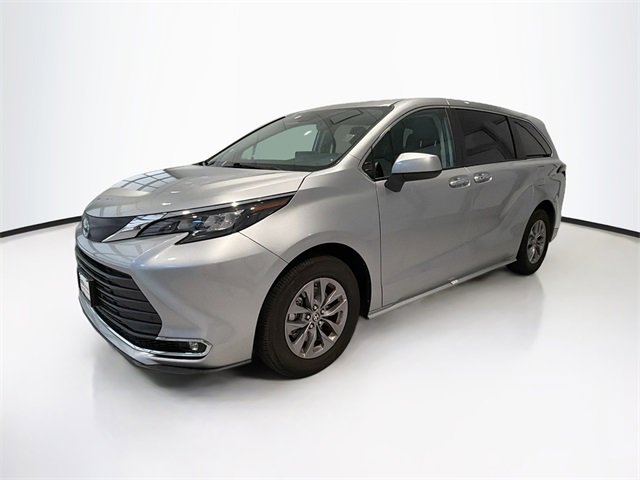 2024 Toyota Sienna XLE photo 3