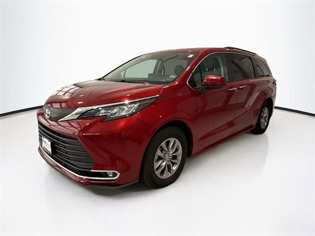 2023 Toyota Sienna XLE photo 3