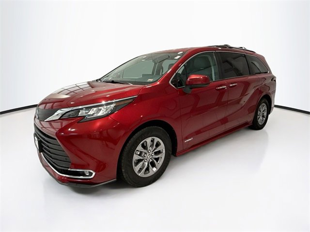 2021 Toyota Sienna XLE photo 3