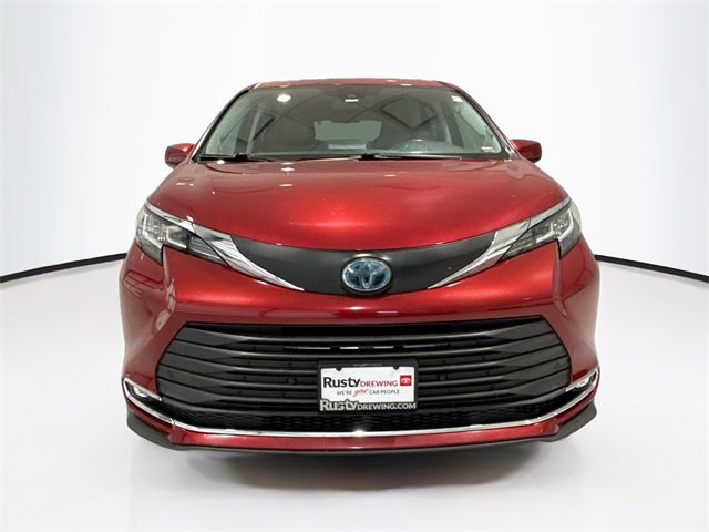 2021 Toyota Sienna XLE photo 2