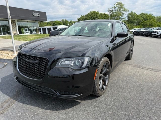 2021 Chrysler 300 Touring's photo