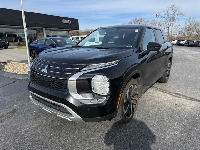 2024 Mitsubishi Outlander SE's photo