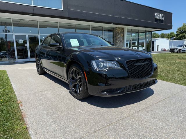 2021 Chrysler 300 Touring's photo
