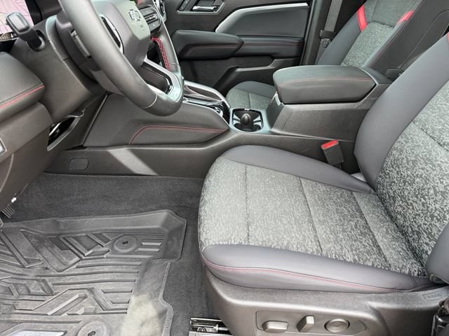 2025 Chevrolet Colorado Z71 - Photo 12