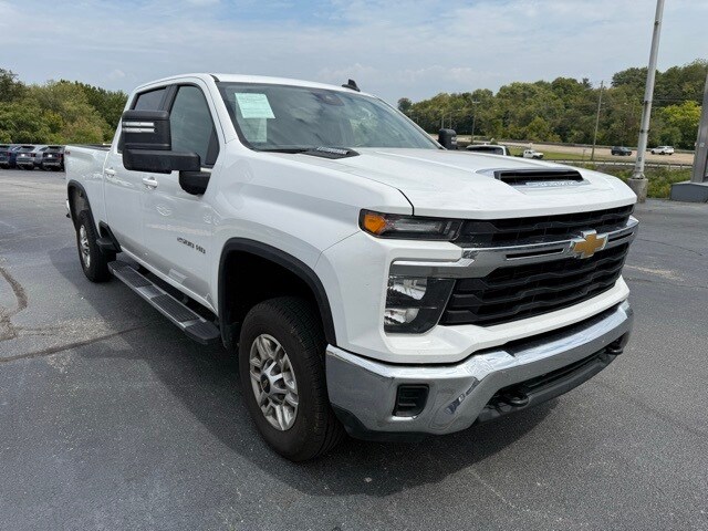 2024 Chevrolet Silverado 2500HD LT photo 2