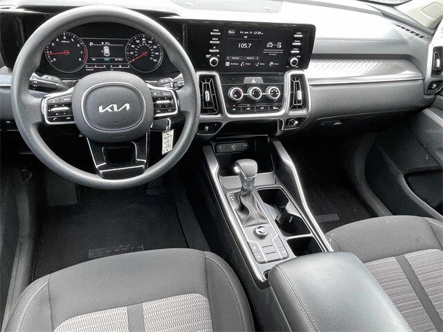 2023 Kia Sorento LX photo 2