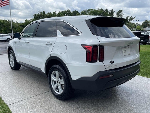 2023 Kia Sorento LX photo 3