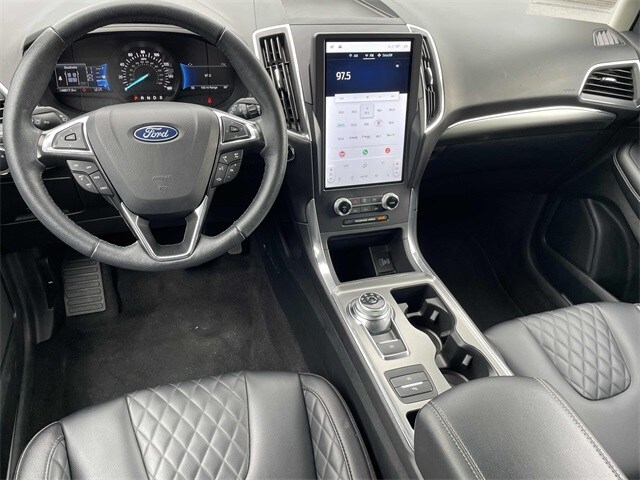 2024 Ford Edge Titanium photo 2