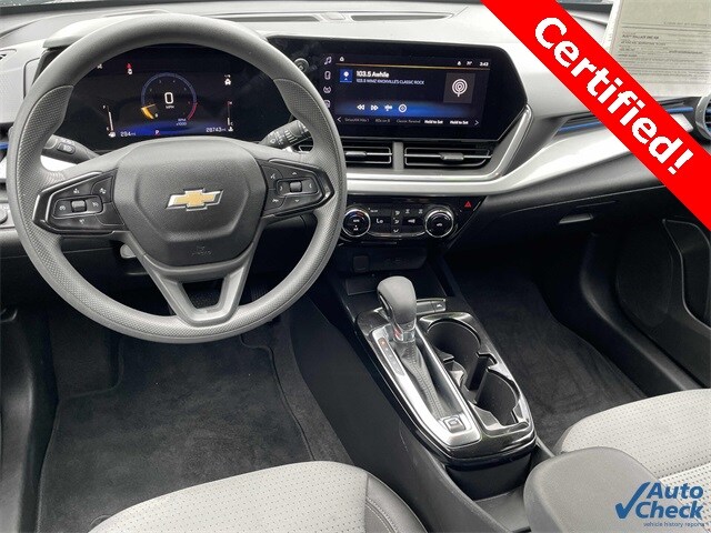 2024 Chevrolet Trax LT photo 2