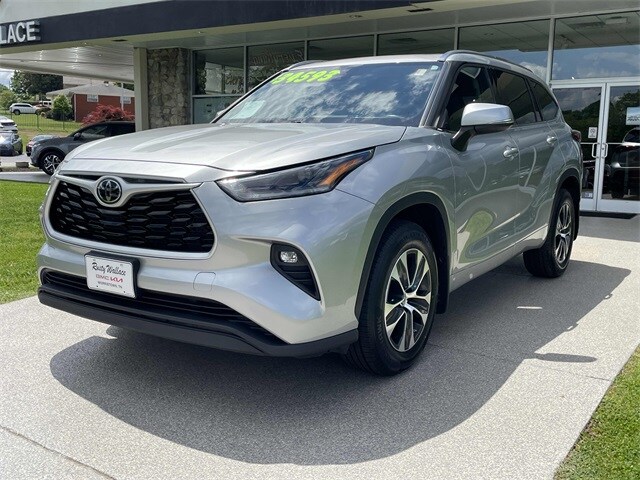 2021 Toyota Highlander XLE photo 3