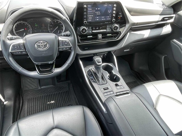 2021 Toyota Highlander XLE photo 2