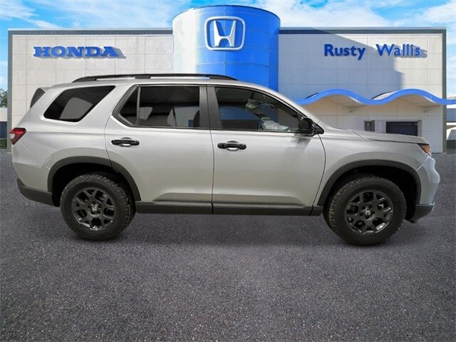 2025 Honda Pilot TrailSport photo 2