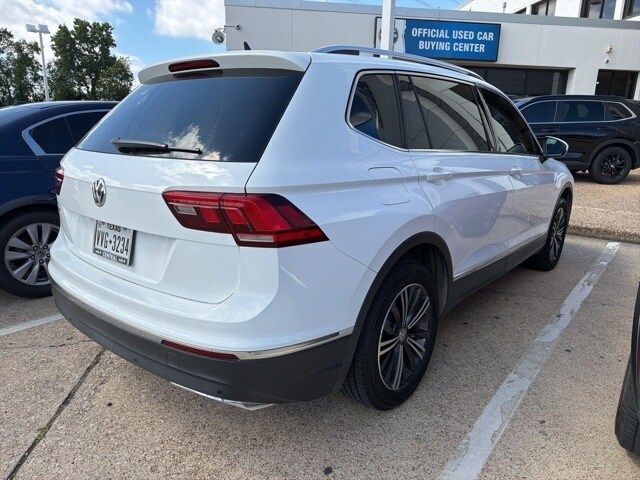 2019 Volkswagen Tiguan SEL photo 3