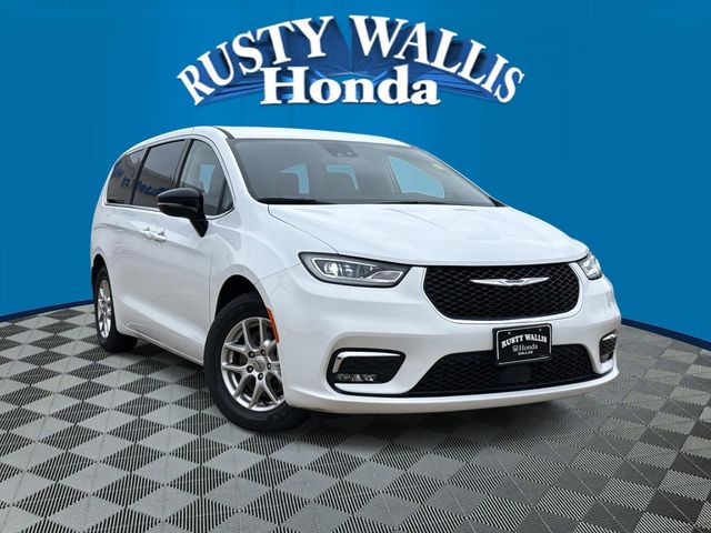 2024 Chrysler Pacifica Touring L's photo