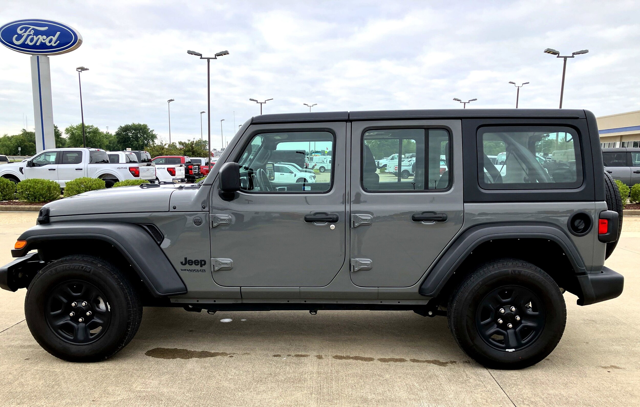 2022 Jeep Wrangler Unlimited Sport photo 2