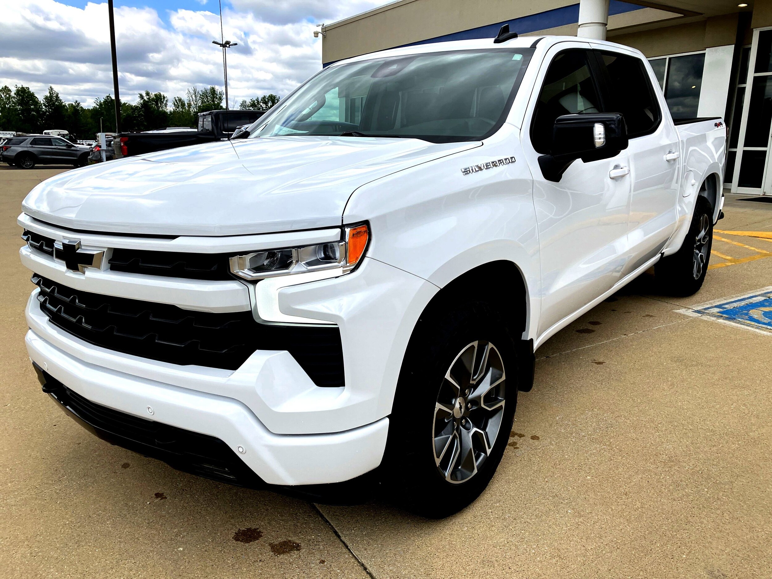 2024 Chevrolet Silverado 1500 RST photo 3