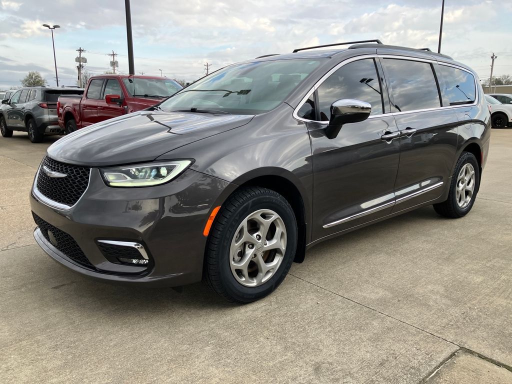 2023 Chrysler Pacifica Limited AWD's photo